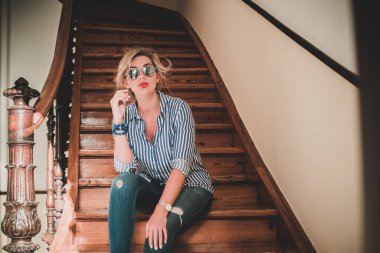 Vogue konsepti. Artı tatillerde beden ölçüleri, modern kadınlar gündelik kıyafet giyer. Havalı bayan açık hava portresi.