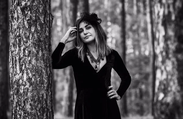 Cadı kostümü, sihirli konsept, parti veya karnaval için illüstrasyon, mistik moda tarzı