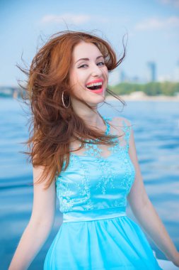 Nehirde uzun ve güzel uçan elbisesi olan muhteşem Hintli kadın..