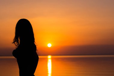 Efsaneler ve efsaneler krallar ve tanrılar hakkında ölümlüler ve ölümsüzler hakkında, güzel hikayeler. Günbatımı arka planında cadı kadın. Peri masallarının çizimleri.