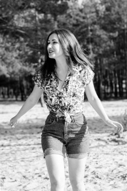 Akşamları, orman, kayalar ve suyun etrafında, kızıl saçlı güzel bir bayan. Klasik tarzda bir portre. Tatlı kadın denizde dinleniyor. Doğada tatil.