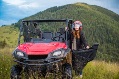ATV 'deki kız. Haftasonunu keyifli geçiren bir bayan. Ruhu ve bedeni rahatlatmak için güzel manzaralar ve manzaralar. Sağlıklı bir yaşam tarzı