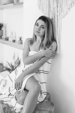 Boho 'nun iç kısımlarında yumuşak bir sabah, kadın dinleniyor ve hayatın tadını çıkarıyor, yaşam tarzının bir parçası. 