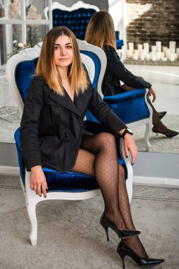 Klasik görünümlü, ince bacaklı ve çekici Latin görünümlü kadınlar, zarif kadın konsepti.