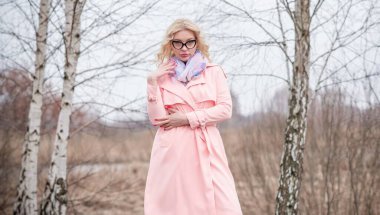 Pembe ceketli kadın, leylak atkı, kedi gözü gözlüğü, sarışın hoş bayan portresi, modaya uygun konsept.