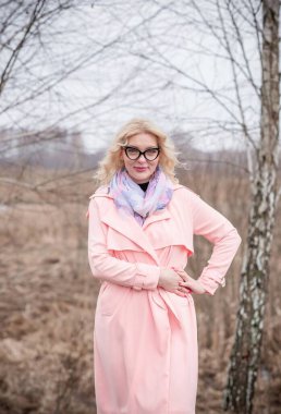 Pembe ceketli kadın, leylak atkı, kedi gözü gözlüğü, sarışın hoş bayan portresi, modaya uygun konsept.