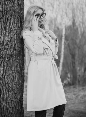 Pembe ceketli kadın, leylak atkı, kedi gözü gözlüğü, sarışın hoş bayan portresi, modaya uygun konsept.