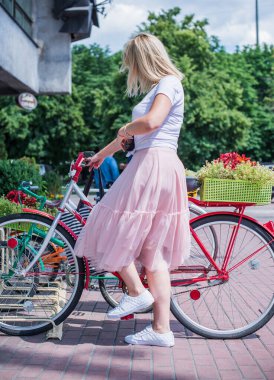Şık giyinen genç sarışın kadın şehir sokaklarında yürüyor, şık bir bayan, moda. Artı sokaktaki boy modeli.