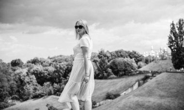 Şık giyinen genç sarışın kadın şehir sokaklarında yürüyor, şık bir bayan, moda. Artı sokaktaki boy modeli.