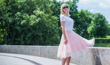 Şık giyinen genç sarışın kadın şehir sokaklarında yürüyor, şık bir bayan, moda. Artı sokaktaki boy modeli.