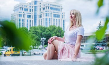 Şık giyinen genç sarışın kadın şehir sokaklarında yürüyor, şık bir bayan, moda. Artı sokaktaki boy modeli.