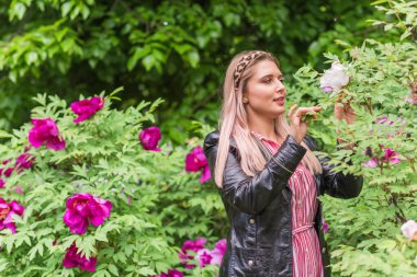 Büyük bedenli, Amerikan ya da Avrupa görünümlü mutlu bir kadın şehirde hayatın tadını çıkarıyor. Aşırı kilolu genç bir bayan, şehir parkında şık giyinmiş. Doğal güzellik.