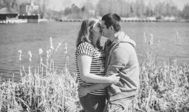 Artı parkta yürüyen çift bedenli aşıklar. Genç bir adam ve şişman bir çift tatilde.