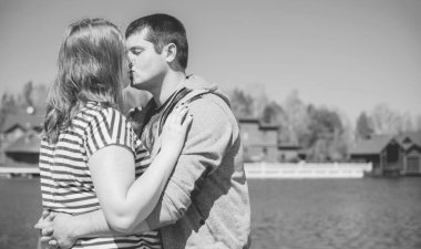 Artı parkta yürüyen çift bedenli aşıklar. Genç bir adam ve şişman bir çift tatilde.