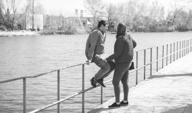 Artı parkta yürüyen çift bedenli aşıklar. Genç bir adam ve şişman bir çift tatilde.