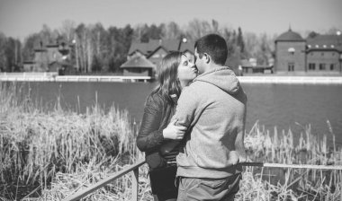 Artı parkta yürüyen çift bedenli aşıklar. Genç bir adam ve şişman bir çift tatilde.