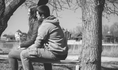 Artı parkta yürüyen çift bedenli aşıklar. Genç bir adam ve şişman bir çift tatilde.