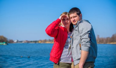 Artı parkta yürüyen çift bedenli aşıklar. Genç bir adam ve şişman bir çift tatilde.