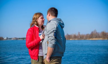 Artı parkta yürüyen çift bedenli aşıklar. Genç bir adam ve şişman bir çift tatilde.