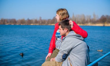Artı parkta yürüyen çift bedenli aşıklar. Genç bir adam ve şişman bir çift tatilde.