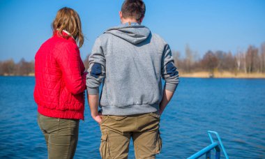 Artı parkta yürüyen çift bedenli aşıklar. Genç bir adam ve şişman bir çift tatilde.