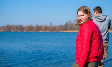 Artı parkta yürüyen çift bedenli aşıklar. Genç bir adam ve şişman bir çift tatilde.