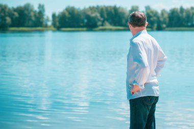 Üzgün ve felsefi bir havası olan olgun bir Avrupalı. 50 yıl sonra yaşam konsepti, sorunlar ve depresyon. Orta yaş bunalımı