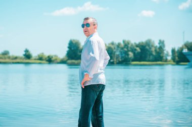 Üzgün ve felsefi bir havası olan olgun bir Avrupalı. 50 yıl sonra yaşam konsepti, sorunlar ve depresyon. Orta yaş bunalımı