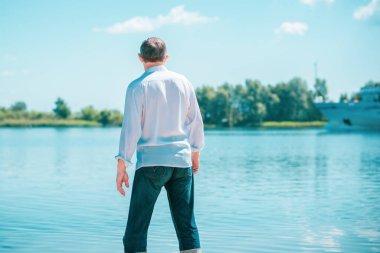 Üzgün ve felsefi bir havası olan olgun bir Avrupalı. 50 yıl sonra yaşam konsepti, sorunlar ve depresyon. Orta yaş bunalımı