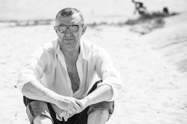 Üzgün ve felsefi bir havası olan olgun bir Avrupalı. 50 yıl sonra yaşam konsepti, sorunlar ve depresyon. Orta yaş bunalımı