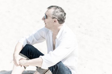 Üzgün ve felsefi bir havası olan olgun bir Avrupalı. 50 yıl sonra yaşam konsepti, sorunlar ve depresyon. Orta yaş bunalımı