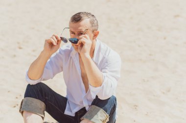 Üzgün ve felsefi bir havası olan olgun bir Avrupalı. 50 yıl sonra yaşam konsepti, sorunlar ve depresyon. Orta yaş bunalımı