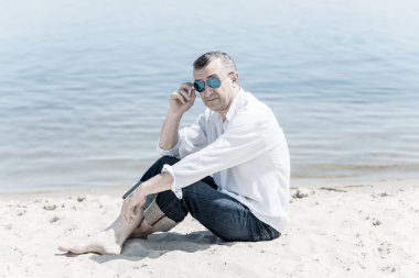 Üzgün ve felsefi bir havası olan olgun bir Avrupalı. 50 yıl sonra yaşam konsepti, sorunlar ve depresyon. Orta yaş bunalımı