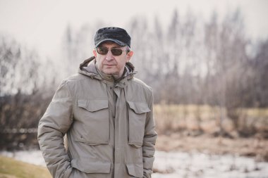 Üzgün ve felsefi bir havası olan olgun bir Avrupalı. 50 yıl sonra yaşam konsepti, sorunlar ve depresyon. Orta yaş bunalımı