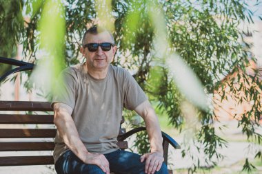 Üzgün ve felsefi bir havası olan olgun bir Avrupalı. 50 yıl sonra yaşam konsepti, sorunlar ve depresyon. Orta yaş bunalımı