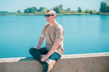 Üzgün ve felsefi bir havası olan olgun bir Avrupalı. 50 yıl sonra yaşam konsepti, sorunlar ve depresyon. Orta yaş bunalımı