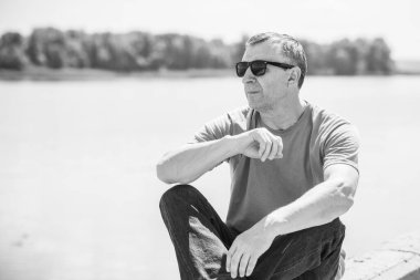 Üzgün ve felsefi bir havası olan olgun bir Avrupalı. 50 yıl sonra yaşam konsepti, sorunlar ve depresyon. Orta yaş bunalımı