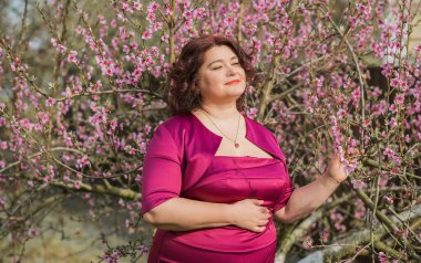 Hayat kavramı modern olgun kadın, yaşam tarzı vatandaşlar, ilkbahar ya da yaz günleri hanımefendileri. Orta yaşlı kadın büyük beden, etrafta dolaş.