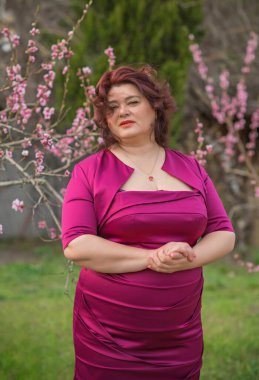 Hayat kavramı modern olgun kadın, yaşam tarzı vatandaşlar, ilkbahar ya da yaz günleri hanımefendileri. Orta yaşlı kadın büyük beden, etrafta dolaş.