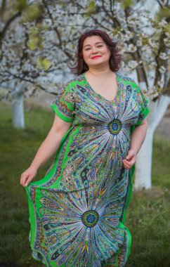 Artı eto-doğu elbiseli, büyük beden elbiseli bir kadın.