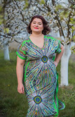 Artı eto-doğu elbiseli, büyük beden elbiseli bir kadın.