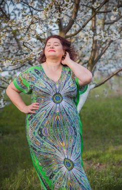 Artı eto-doğu elbiseli, büyük beden elbiseli bir kadın.