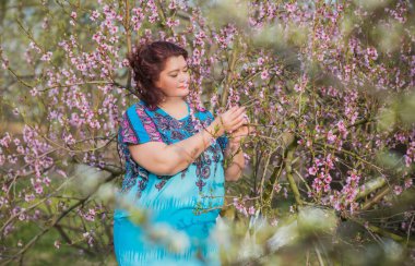 Artı eto-doğu elbiseli, büyük beden elbiseli bir kadın.