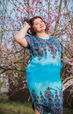 Artı eto-doğu elbiseli, büyük beden elbiseli bir kadın.