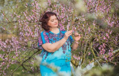Artı eto-doğu elbiseli, büyük beden elbiseli bir kadın.