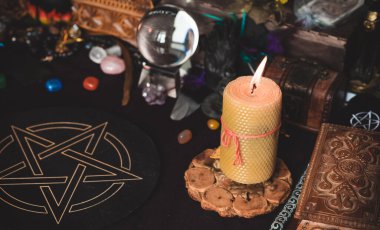 Evde mum büyüsü, Pagan ve okültizm kavramı. Masadaki mum, sihirli şeyler, büyüler ve esrarengiz anlar 