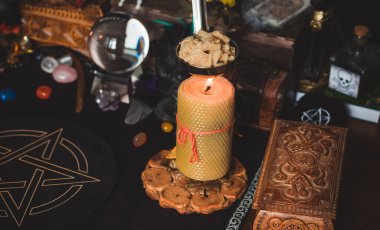 Evde mum büyüsü, Pagan ve okültizm kavramı. Masadaki mum, sihirli şeyler, büyüler ve esrarengiz anlar 