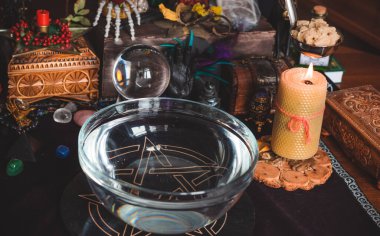 Evde mum büyüsü, Pagan ve okültizm kavramı. Masadaki mum, sihirli şeyler, büyüler ve esrarengiz anlar 