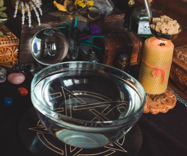 Evde mum büyüsü, Pagan ve okültizm kavramı. Masadaki mum, sihirli şeyler, büyüler ve esrarengiz anlar 