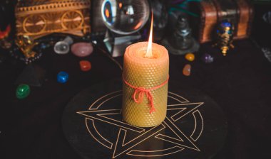 Evde mum büyüsü, Pagan ve okültizm kavramı. Masadaki mum, sihirli şeyler, büyüler ve esrarengiz anlar 